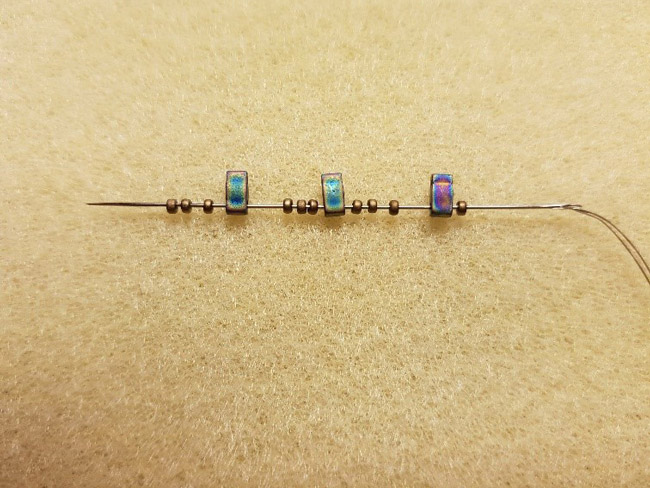 Bracelet 3 chevrons en perles Miyuki Half Tila et rocailles : Etape 3