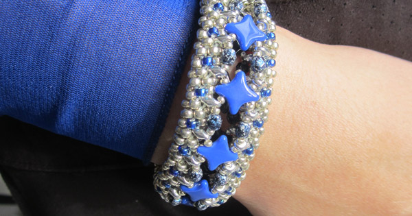 Bracelet manchette réversible en kumihimo avec des perles en verre Star Beads