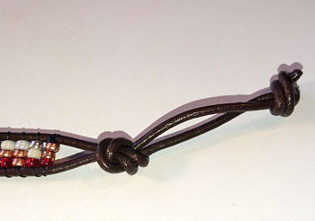 Bracelet wrap 4 tours avec des perles Rocaille Miyuki et nœuds macramé : Etape 5 Bracelet wrap 4 tours avec des perles Rocaille Miyuki et nœuds macramé : Etape 5