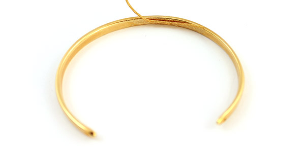 Bracelets Joncs en métal avec fils de soie et fils nylon tressés : Etape 2 Bracelets Joncs en métal avec fils de soie et fils nylon tressés : Etape 2