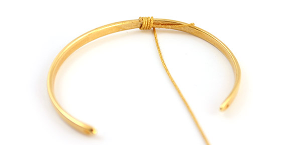 Bracelets Joncs en métal avec fils de soie et fils nylon tressés : Etape 3 Bracelets Joncs en métal avec fils de soie et fils nylon tressés : Etape 3