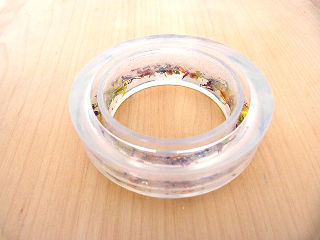 Bracelet en résine et inclusion de fleurs séchées : Etape 3
