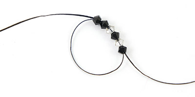 Bracelet jonc toupies Swarovski tissage peyote tubulaire : Etape 1