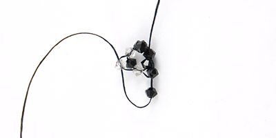 Bracelet jonc toupies Swarovski tissage peyote tubulaire : Etape 3