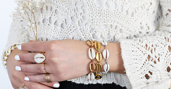 Schéma DIY tuto - Bracelet cauri pour femme avec nœud coulissant