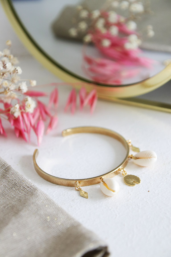 Schéma DIY Bracelet jonc doré, breloques Cauris et nénuphar Schéma DIY Bracelet jonc doré, breloques Cauris et nénuphar