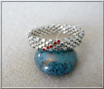 Broche Sati en perles en verre Samos© par PUCA® : Etape 2