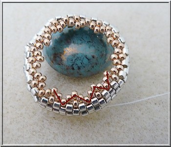 Broche Sati en perles en verre Samos© par PUCA® : Etape 4