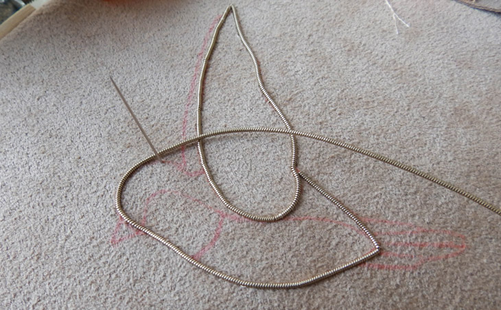 DIY Broche oiseau en broderie d'or avec cannetille et jaseron par Dame Moustache : Etape 4