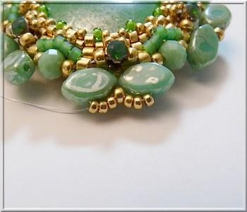 Collier Lady Green avec des perles de verre Paros et PureCrystal par Puca® : Etape 32