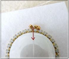 Collier médaillon Madison en perles de rocaille et cuir par Puca® : Etape 5