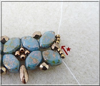 Schéma collier Basile en perle en verre Paros aqua deep gold par Puca