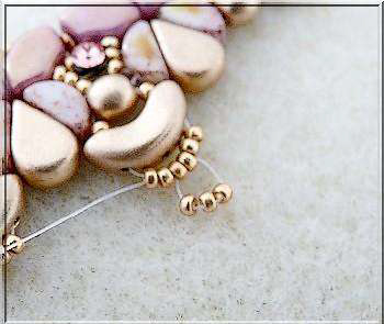 Collier DIY Siane avec des perles de verre Paros et Kos par Pucas : Etape 31