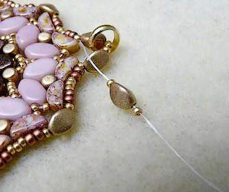 Collier medaillon Cilaos avec des perles de verre Paros®, Minos® et Kos® par Puca® : Etape 23