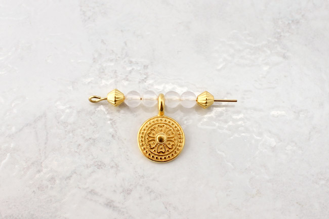 Colliers pour stacking pendentif cristal et or : Etape 1