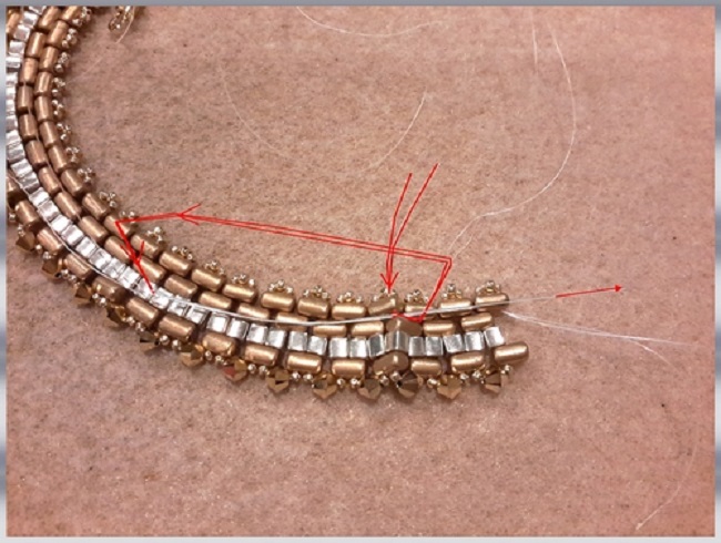 Collier or et noir avec des perles Rullas, toupies PureCrystal et Silky bead : Etape 7