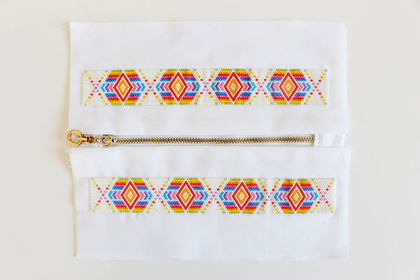 DIY couture facile Pochette customisée avec un tissage peyote impair arc en ciel : Etape 9