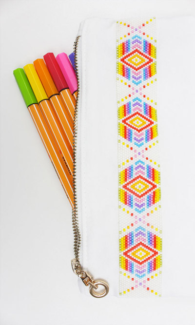 DIY couture facile Pochette customisée avec un tissage peyote impair arc en ciel