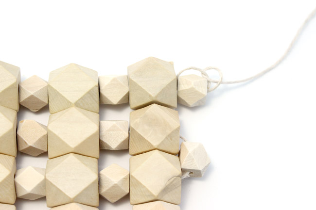 Dessous de plat perles en bois hexagonales style scandinave : Etape 4 Dessous de plat perles en bois hexagonales style scandinave : Etape 4