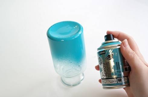 Idée DIY facile customiser des vases de printemps avec la peinture decoSpray Pébéo