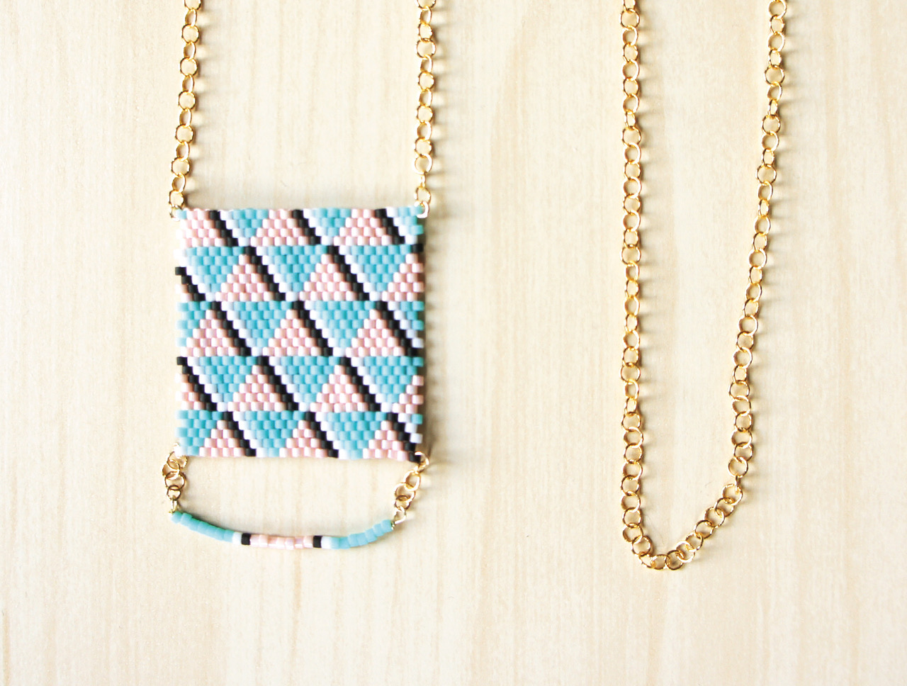 DIY-tuto-sautoir-tissage-brick-stitch-bijou-fantaisie-motif-geometrique-perles-miyuki-delicas-rendu-final