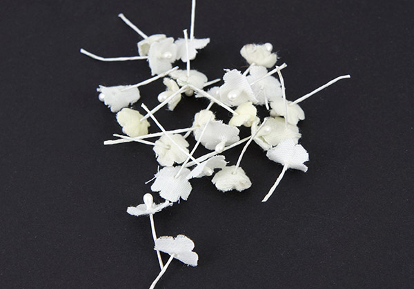 DIY Peigne de mariée perles nacrées PureCrystal plumes et fleurs : Etape 3