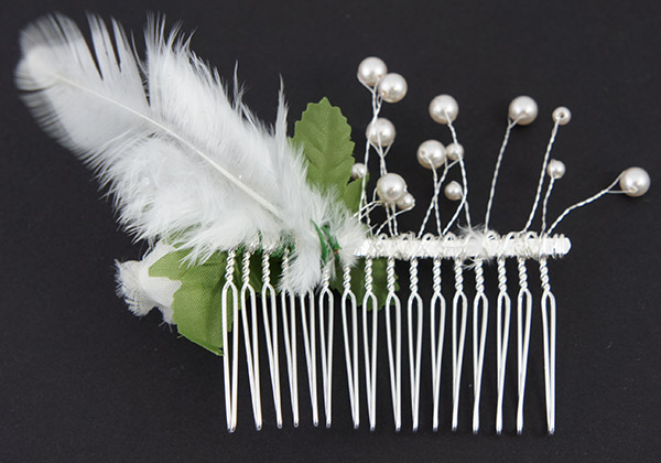DIY Peigne de mariée perles nacrées PureCrystal plumes et fleurs : Etape 4