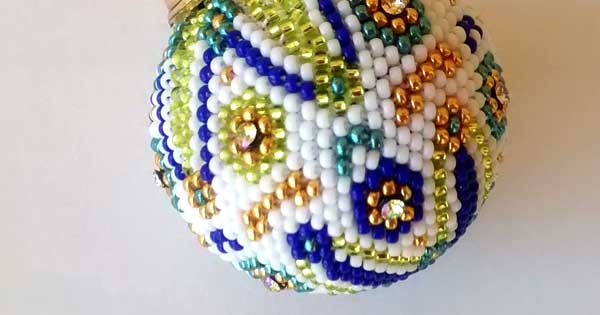 DIY Boule de Noël en crochet perlé et Crystal mesh