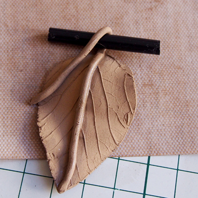 Pendentif texturé feuille naturelle en pâte de bronze : Etape 11