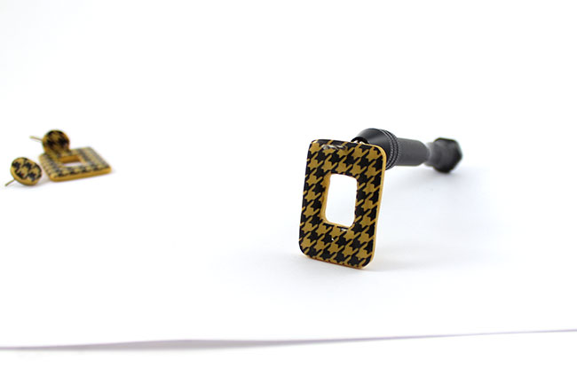 Boucles d'oreilles motif pied de poule polymère et silkscreen : Etape 7