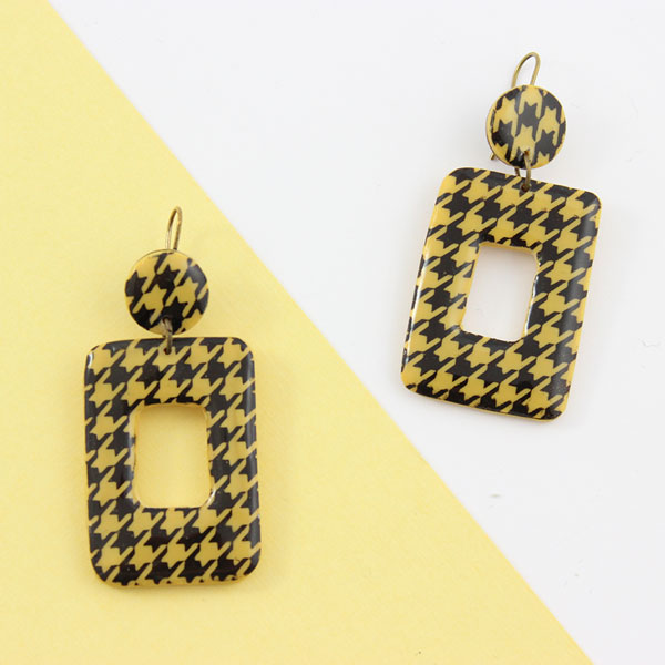 Boucles d'oreilles motif pied de poule polymère et silkscreen Boucles d'oreilles motif pied de poule polymère et silkscreen