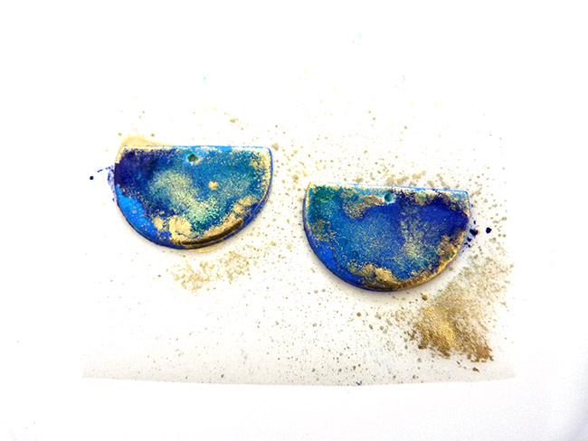 Boucles d'oreilles polymère, encres et métal : Etape 7