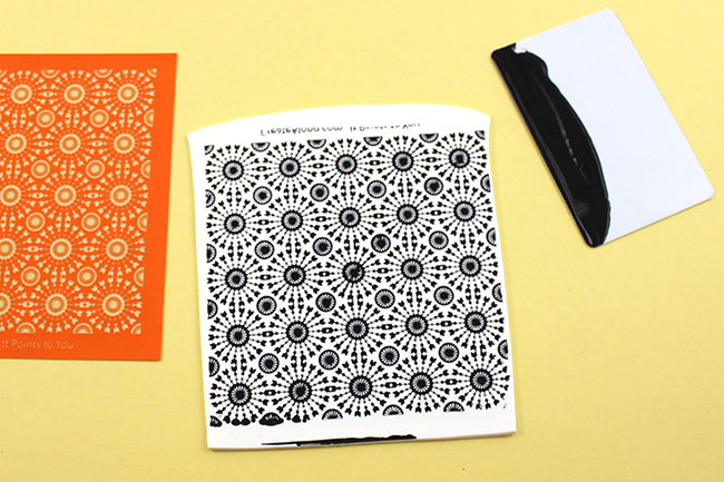 Boucles d'oreilles silkscreen noir et blanc et demi-rond rouge : Etape 2