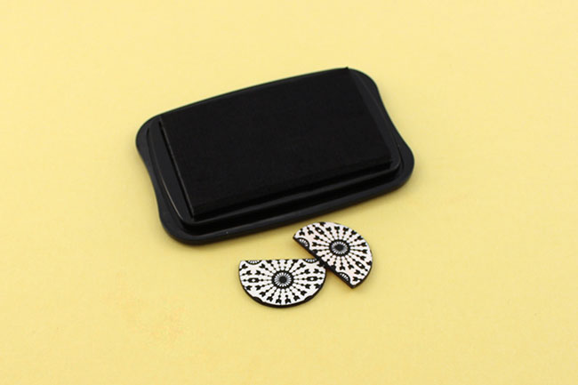 Boucles d'oreilles silkscreen noir et blanc et demi-rond rouge : Etape 5