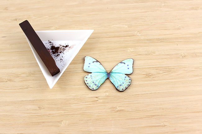 Collier papillon en organza, pâte Fimo et résine UV : Etape 3 Collier papillon en organza, pâte Fimo et résine UV : Etape 3