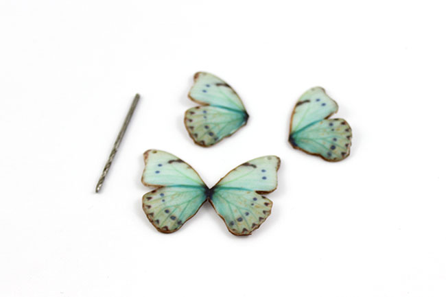 Collier papillon en organza, pâte Fimo et résine UV : Etape 5 Collier papillon en organza, pâte Fimo et résine UV : Etape 5