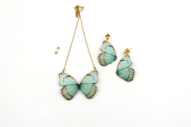 Collier papillon en organza, pâte Fimo et résine UV : Etape 6 Collier papillon en organza, pâte Fimo et résine UV : Etape 6