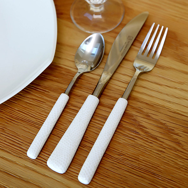 Couverts de table en pâte polymère blancs