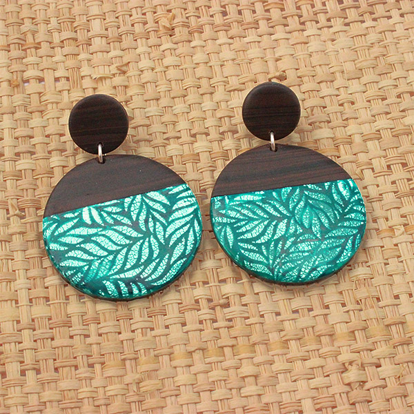 Boucles d'oreilles imitation batik et effet bois d'ébène sur pâte Fimo