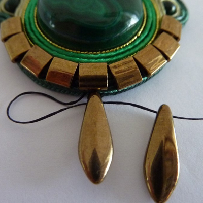 Pendentif Quetzal Soutache et cabochon poire Malachite : Etape 49