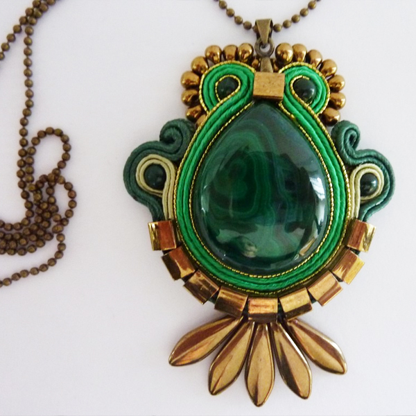 Pendentif Quetzal Soutache et cabochon poire Malachite