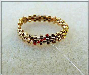 Pendentif collier DIY Mafate en perles de verre Paros et Kos par Puca : Etape 2