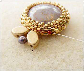 Pendentif collier DIY Mafate en perles de verre Paros et Kos par Puca : Etape 8