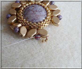 Pendentif collier DIY Mafate en perles de verre Paros et Kos par Puca : Etape 11