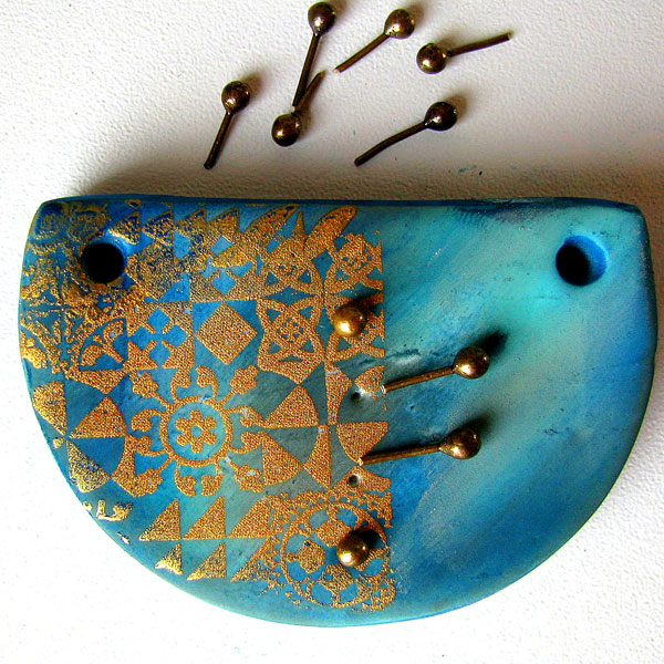 Pendentif Amulet en pâte de modelage sans cuisson WePam avec impression de sérigraphie silkscreen : Etape 11