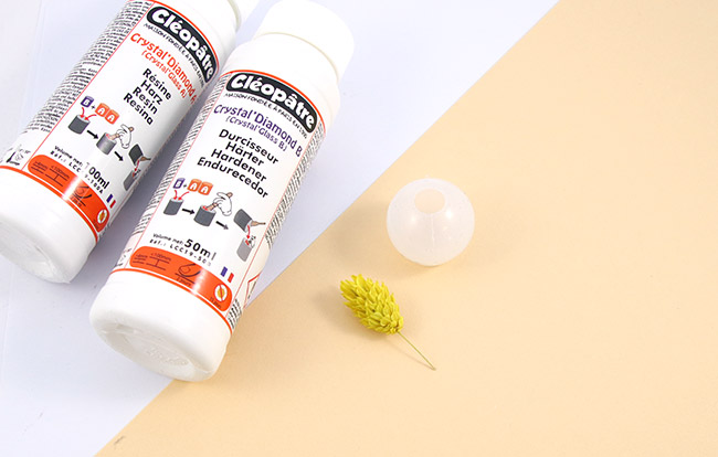 Pendentif boule en résine avec inclusion d'une fleur de phalaris : Etape 1