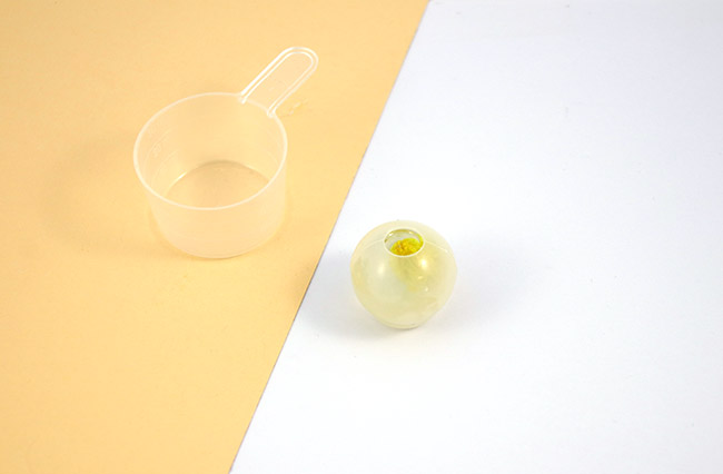 Pendentif boule en résine avec inclusion d'une fleur de phalaris : Etape 2