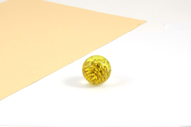 Pendentif boule en résine avec inclusion d'une fleur de phalaris : Etape 3