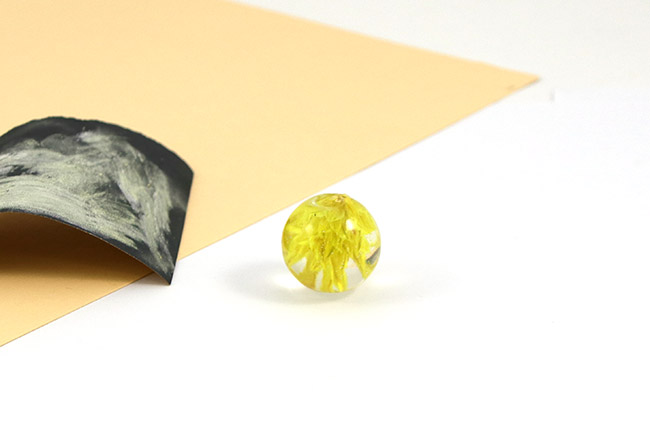 Pendentif boule en résine avec inclusion d'une fleur de phalaris : Etape 4