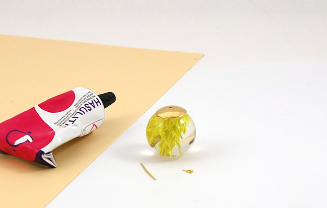 Pendentif boule en résine avec inclusion d'une fleur de phalaris : Etape 5